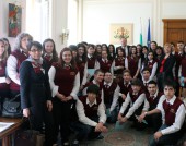 30 деца от елитното СОУ "Цар Симеон Велики" бяха гости на парламентарния председател Михаил Миков в сградата на Народното събрание - 20 март 2014 г.