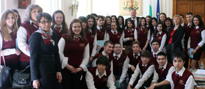 30 деца от елитното СОУ "Цар Симеон Велики" бяха гости на парламентарния председател Михаил Миков в сградата на Народното събрание - 20 март 2014 г.