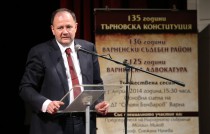 Председателят на Народното събрание Михаил Миков се включи в празничното честване, с което Варненският апелативен съд, съдилищата от съдебния район на Окръжен съд – Варна и цялата юридическа общност на морската столица отбелязаха 135-ата годишнина от приемането на Търновската конституция - 11 април 2014 г.