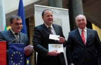 Четири пощенски марки и един блок, които отразяват идеята за 135 години български парламентаризъм, бяха пуснати в употреба. Художник на марките е Ивелина Велинова, а те бяха валидирани на церемония с участието на председателя на Народното събрание Михаил Миков - 3 април 2014 г.