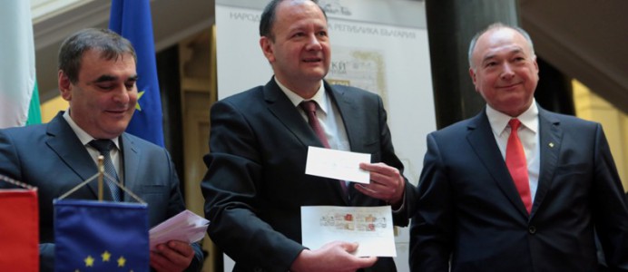 Четири пощенски марки и един блок, които отразяват идеята за 135 години български парламентаризъм, бяха пуснати в употреба. Художник на марките е Ивелина Велинова, а те бяха валидирани на церемония с участието на председателя на Народното събрание Михаил Миков - 3 април 2014 г.