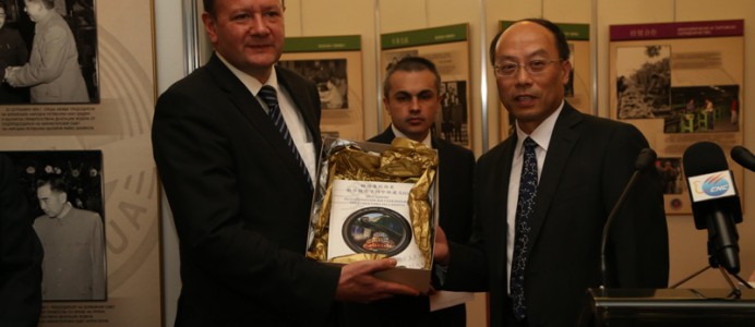 Михаил Миков и китайският посланик Вей Дзинхуа откриха изложба за 65 години от установяването на дипломатически отношения между България и Китай - 9 април 2014 г.