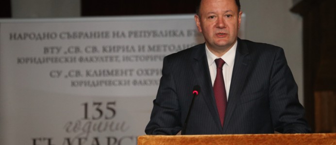 Председателят на парламента Михаил Миков участва в откриването на конференцията „135 години български парламентаризъм”. Събитието, с което се отбелязва годишнината от приемането на Търновската конституция, се провежда в сградата на Учредителното събрание във Велико Търново - 13 април 2014 г.