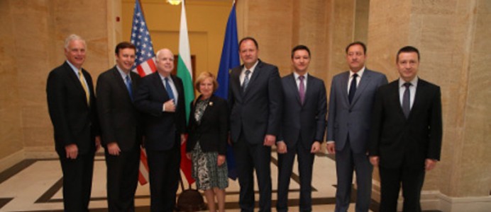 Председателят на Народното събрание Михаил Миков даде работен обяд на гостуващата у нас делегация на Сената на Съединените американски щати, водена от сенатор Джон Маккейн - 8 юни 2014 г.