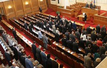 Народните представители почетоха с едноминутно мълчание паметта на жертвите от наводненията, пред стихията всички да бъдем по-обединени, призова председателят на парламента Михаил Миков - 20 юни 2014 г.