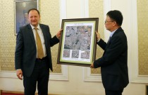 Снимка на София от космоса, направена от Института за космически изследвания на Виетнамската академия на науките, получи председателят на Народното събрание Михаил Миков. Той се срещна на 26 юни 2014 г. с делегация на Виетнамката академия на науките, водена от председателя на академията проф. д-р Чау Ван Минх - 26 юни 2014 г.