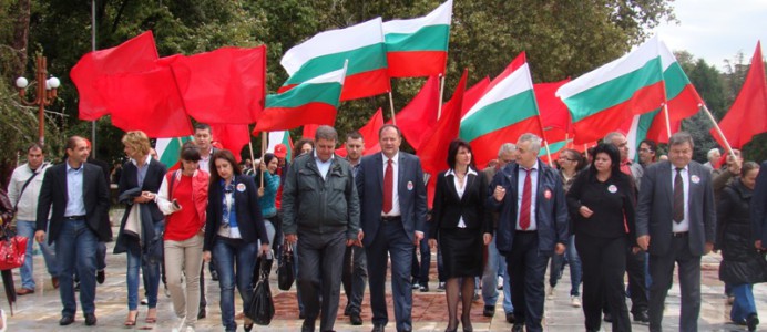 Председателят на Националния съвет на БСП Михаил Миков поздрави врачани по случай годишнината от началото на Септемврийското въстание през 1923 г. Обръщението си към събралите се в Монтана той започна като рецитира знаменитата за поколения българи поема „Септември” от Гео Милев.

„Днес БСП и БСП ЛЯВА БЪЛГАРИЯ тръгваме към една битка, за по-справедлив и по-свободен живот. Трябва да помним, че българският народ тръгна да защитава демокрацията от Деветоюнския преврат, от незаконното завземане на властта от българската десница, която днес се срамува да има своята история”, заяви Миков - 23 септември 2014 г.