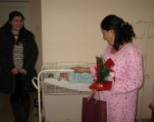 Новородените Александър и Богомил получиха подаръци от Михаил Миков - 21 януари, Бабин ден.