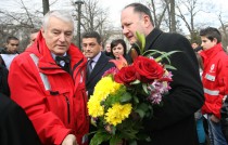 Михаил Миков поднесе цветя на на паметника на медицинските работници, загинали в Руско-Турската освободителна война в Докторската градина в София - 27 февруари 2015 г.