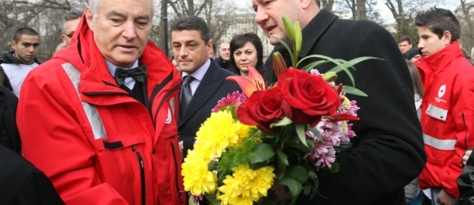Михаил Миков поднесе цветя на на паметника на медицинските работници, загинали в Руско-Турската освободителна война в Докторската градина в София - 27 февруари 2015 г.
