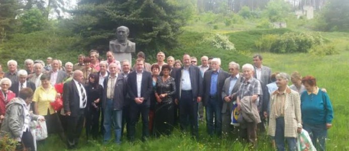 Председателят на НС на БСП Михаил Миков бе гост на тържеството, посветено на 95-годишнината от рождението на партизанския командир от трънския партизански отряд Денчо Знеполски в родното му село Ярловци - 16 май 2015 г.