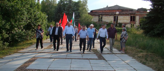 Председателят на БСП Михаил Миков, представители на ръководството на партията, стотици членове и симпатизанти на левицата отбелоязаха 133-тата годишнина от рождението на Георги Димитров в родното му Ковачевци - 13 юни 2015 г.