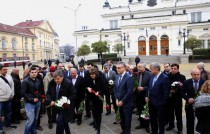 Поднасяне на цветя на паметника на Цар Освободител - 15 декември 2015 г.