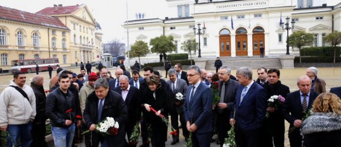 Поднасяне на цветя на паметника на Цар Освободител - 15 декември 2015 г.