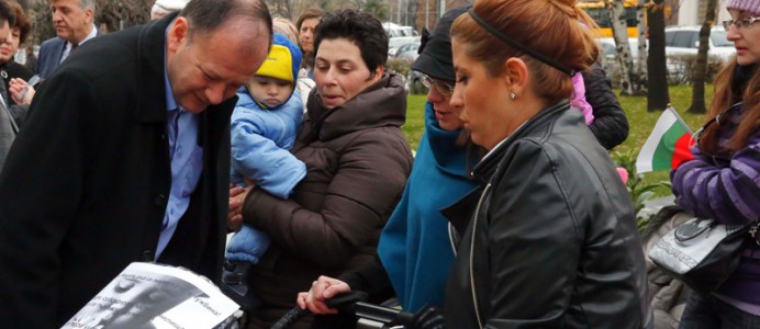 Михаил Миков на протест на майки с деца - 10 декември 2015 г.