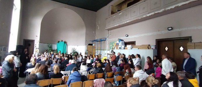 Михаил Миков на тържество на деца, изучавали „Религия – Православие“